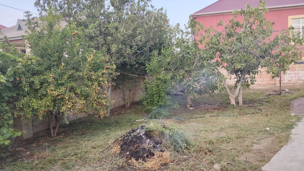Satılır: həyət sahəsi və tikili - Darvazalı, daş hasarlı həyət sahəsi — Torpaq, Bakı (2)