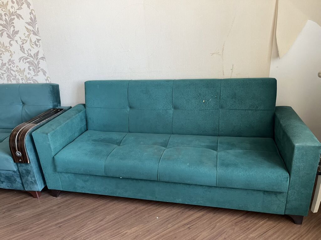 Yaşıl-mavi tonlarda yumşaq künc divan dəsti. Müasir dizayna malikdir