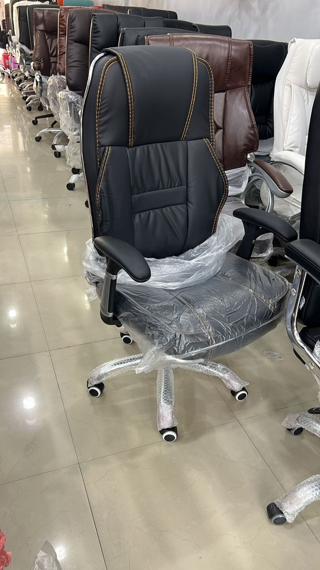 Ofis kreslası — yeni, təkərli, tənzimlənən qollar, süni dəri — Ofis mebeli, Bakı (4)