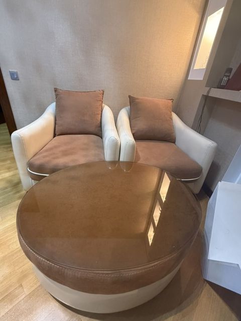 İki nəfərlik rahat lounge dəsti: - 2 ədəd yumşaq kreslo – krem rəngli