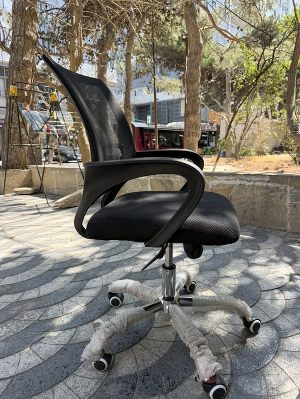 Erqonomik ofis kreslosu – qara rəng Yenidir cox az isdenib. Matrial — Ofis mebeli, Bakı (3)
