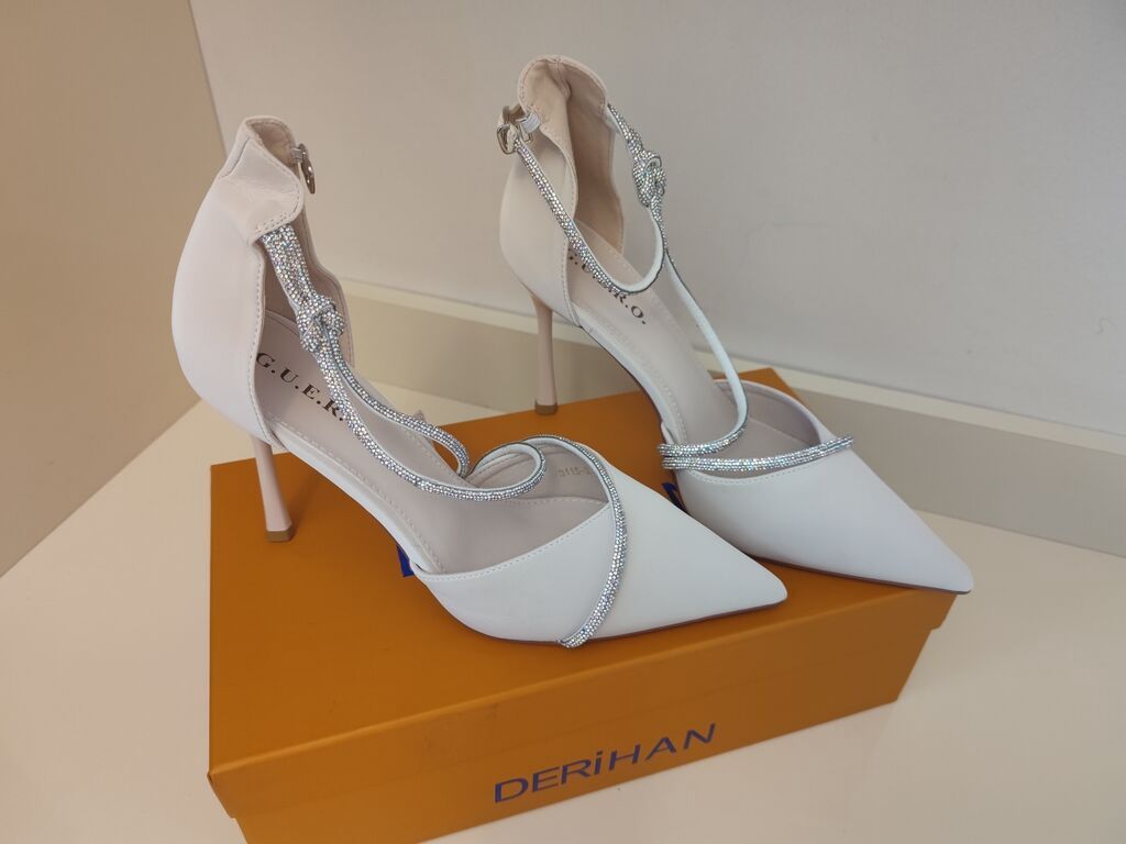 Ağ rəngli zərif dəst – stiletto ayaqqabı və uyğun klatç çanta - Rəng — Şəxsi əşyalar, Bakı