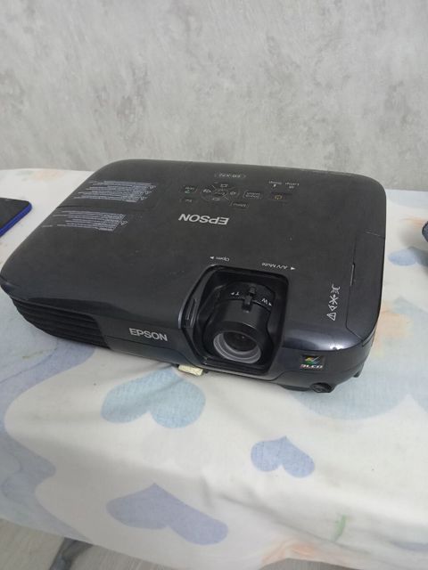 Epson EB-X72 proyektor.((( işləkdir bir tek lampasinda cuzi problem
