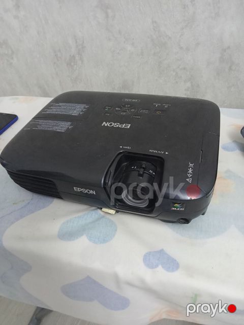 Epson EB-X72 proyektor.((( işləkdir bir tek lampasinda cuzi problem