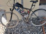 Benzin mühərrikli velosiped - Klassik dağ velosipedi şassisində — Avtomobil