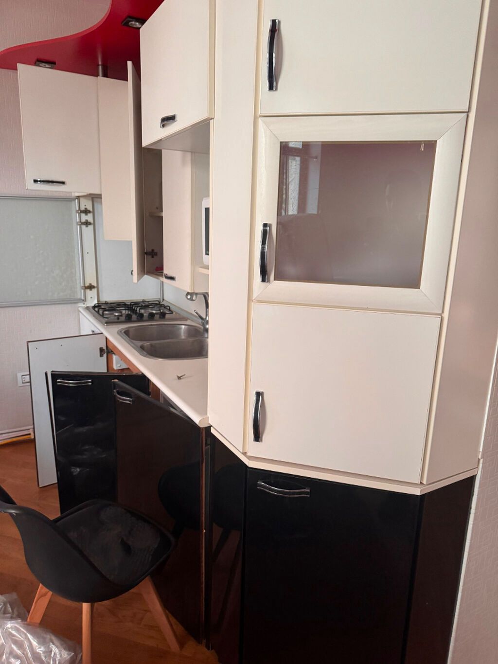 Köhnə mətbəx mebeli satılır. Sahil metrosunun yaxınlığında yerləşir — Mebel, Bakı