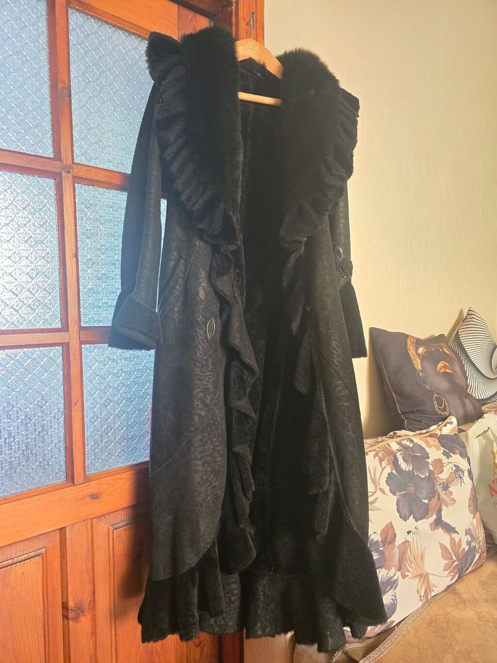 Qadınlar üçün uzun qara kürk-palto - Model: Uzun, A-kəsimli siluet — Şəxsi əşyalar, Bakı (3)
