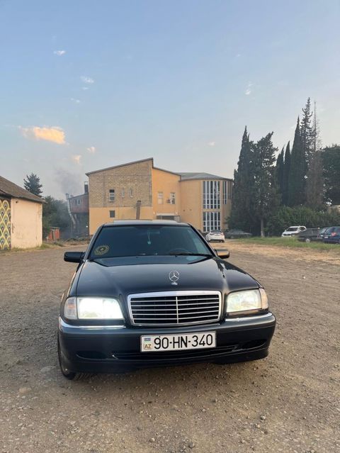 Mercedes-Benz C-Class: 2.4 l | 2000 il Sedan