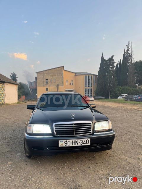 Mercedes-Benz C-Class: 2.4 l | 2000 il Sedan