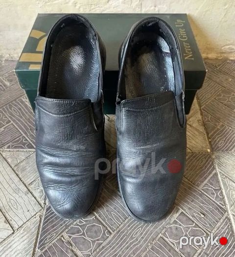 Qara rəngli klassik kişi ayaqqabısı. Slip-on modeldir, yəni bağsız və