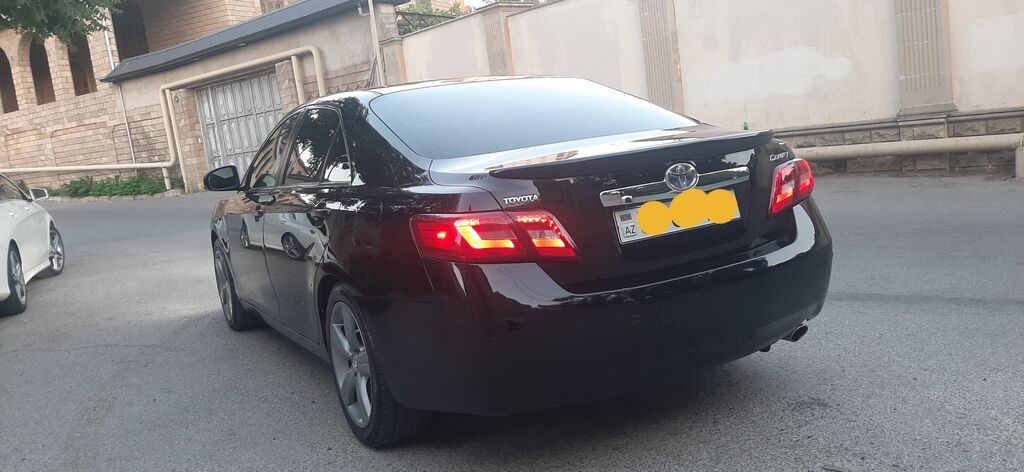 Toyota Camry – qara rəngdə, SERVIZ RESMI DILER.sedan kuzov. Ön LED — Avto, Bakı (9)