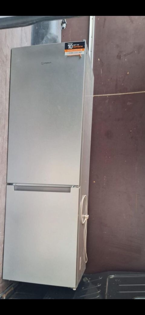 İndesit soyuducu tam işlekdir Tecili satilir 370 azn 1 hefte işlenib