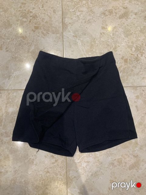Qadın şort-ətək (skort) – qara rəng - Model: ön hissədə örtülü ətək — Sumqayıt