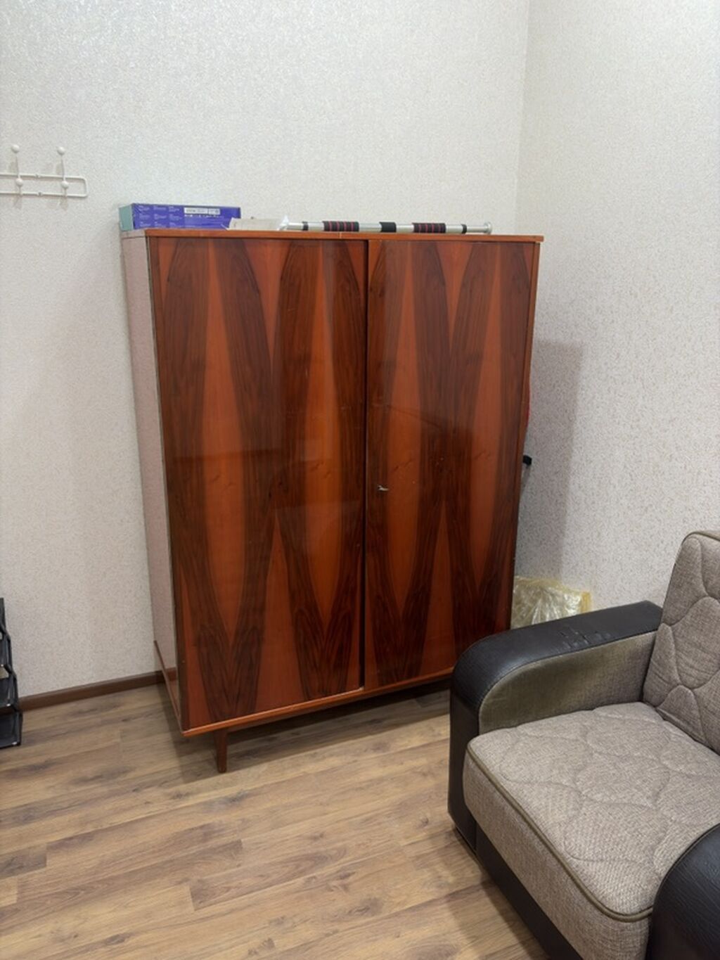 Mebel dəsti: yumşaq kreslo və taxta qarderob (2 qapılı) - Kreslo