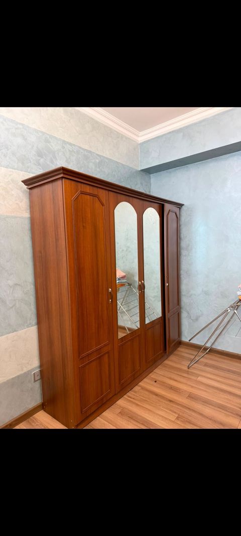 Klassik üslubda uşaq/yeniyetmə otağı üçün mebel dəsti. təcili satilir — Для гостиной
