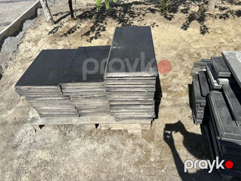 Qara Qranit plitələr satılır İranındır. Qara mərmər/qranit plitələr