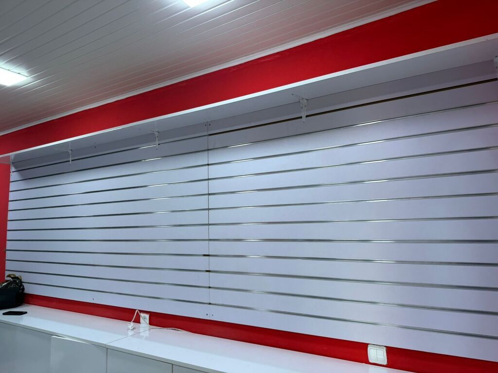 Ağ rəngdə mağaza/ofis mebel dəsti Tərkib: - Vitrin-komod: yuxarı — Ofis mebeli, Bakı (6)