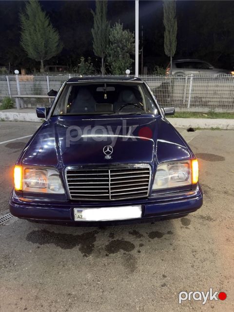 Mercedes-Benz W124 sedan - Kuzov: tünd mavi, klassik W124 dizaynı