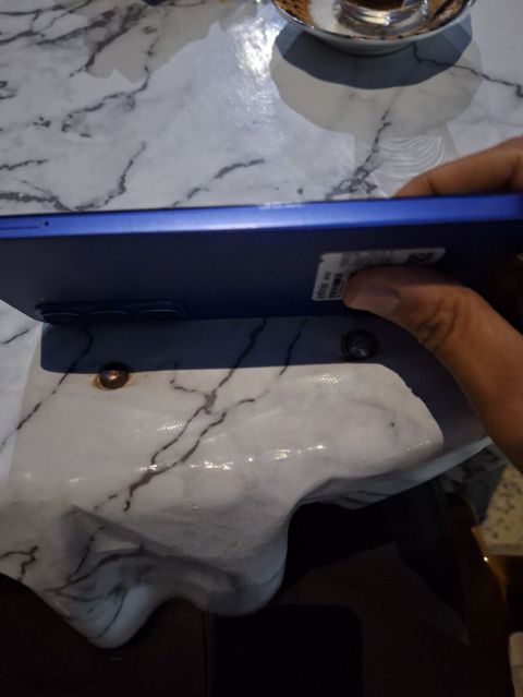 Mavi rəngli smartfon - Korpus: mat mavi rəng, düz kənarlı dizayn -