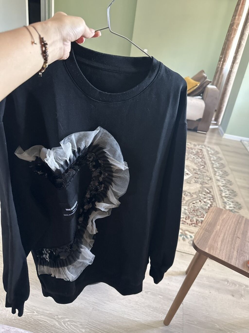 Qara rəngli uzunqol sweatshirt. Ön hissədə qeyri‑adi dizaynlı böyük — Şəxsi əşyalar, Mingəçevir