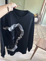 Qara rəngli uzunqol sweatshirt. Ön hissədə qeyri‑adi dizaynlı böyük — Srvn — Personal Items