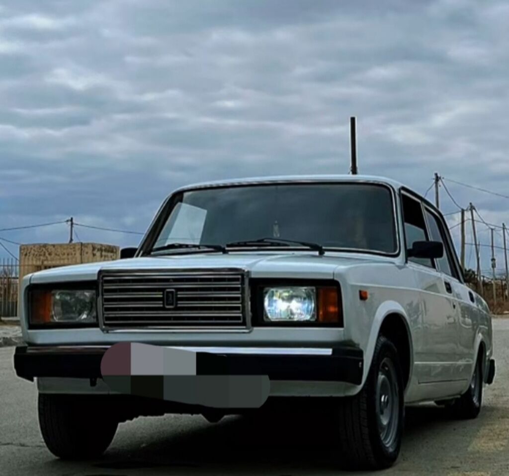 Satılır klassik VAZ 2107 sedan. Avtomobil ağ rəngdədir və klassik — Avto, Pirəkəşkül (5)