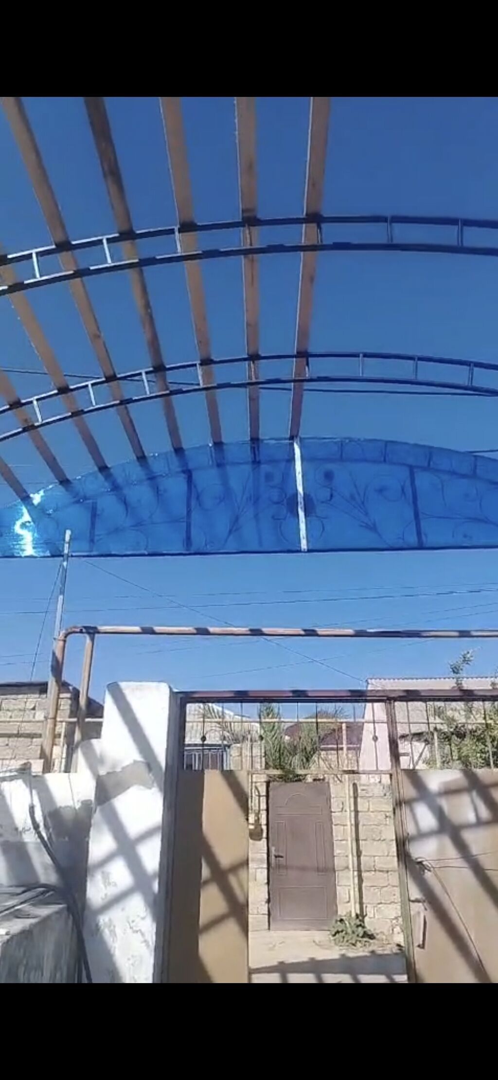 “Nəfes işləri” – hovlu və girişlər üçün dekorativ metal karkaslı — Dam örtükləri, Bakı (2)