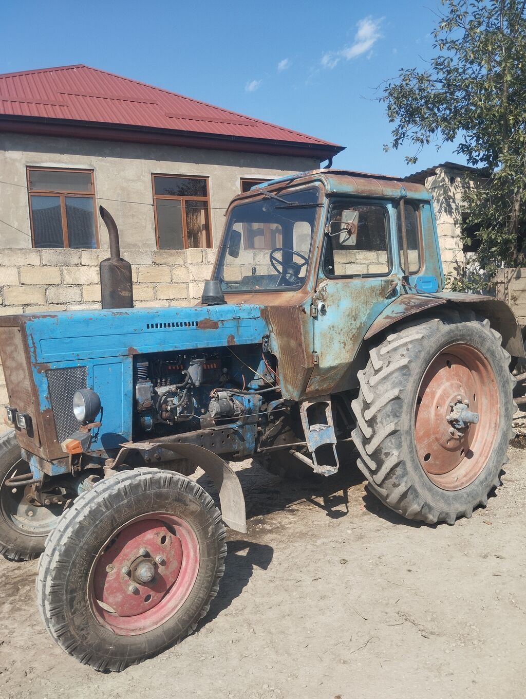 Sovet istehsalı təkərli traktor və qoşqu komplekti Məhsulun təsviri