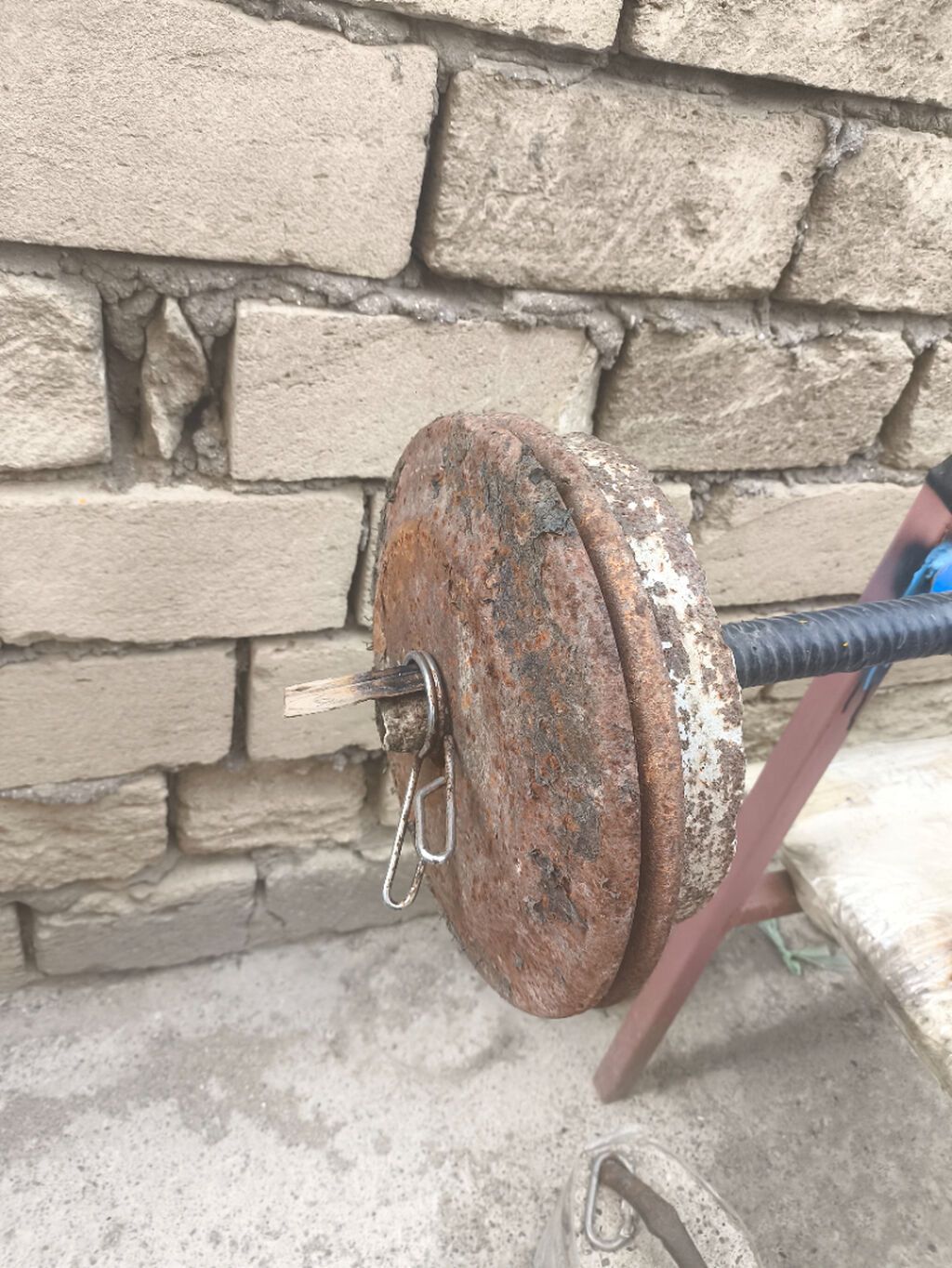 Jim leja skamyasi ve ustunde 75kilo stanq. Stanqin cekisi 45 kilodur — İdman və istirahət, Bakı (5)