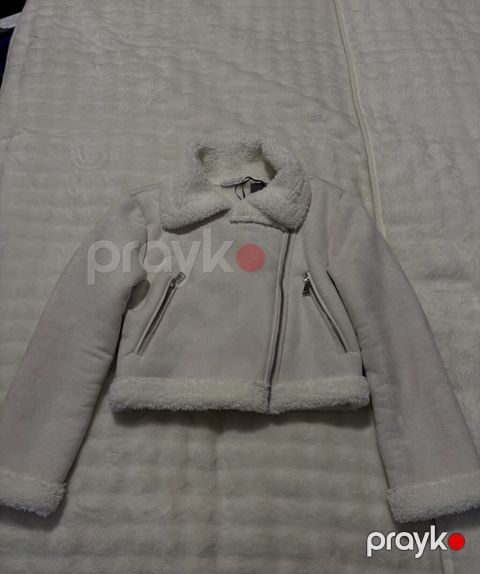 Qadınlar üçün krem rəngli qısa jaket - süni xəz detallı — Bakı