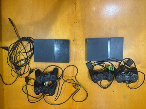 Ps 2 slim model satılır 2 ədəd 4 pult 2 si işlək vəziyyətdə 2 si
