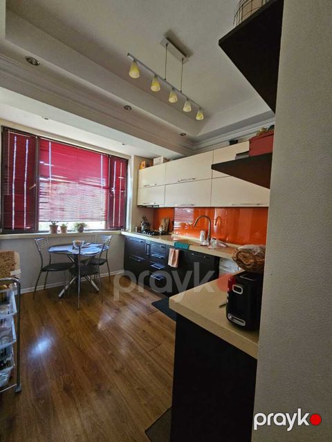Satılır 4 otaqlı köhnə tikili 100 m²