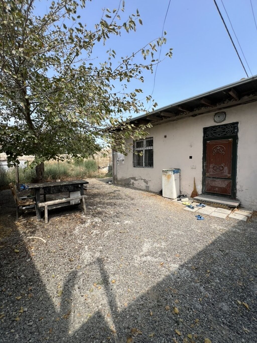 2 sotun içərisindədir, hasarı, darvazası var. Ev kubiklə tikilib, əsas — Torpaq, Mehdiabad