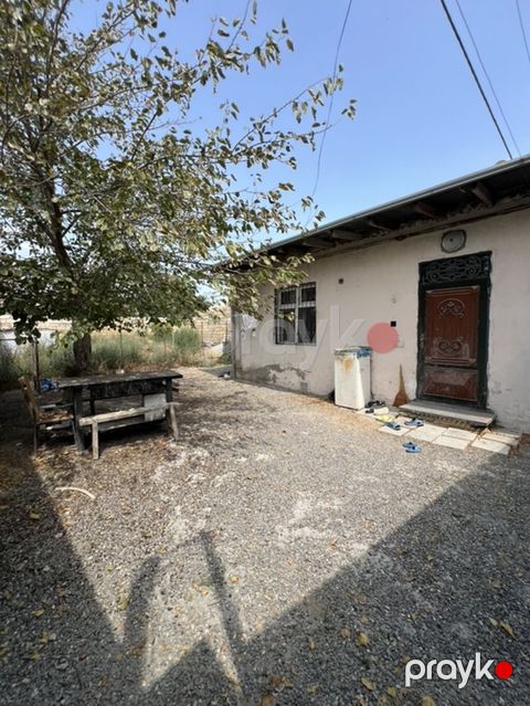 2 sotun içərisindədir, hasarı, darvazası var. Ev kubiklə tikilib, əsas