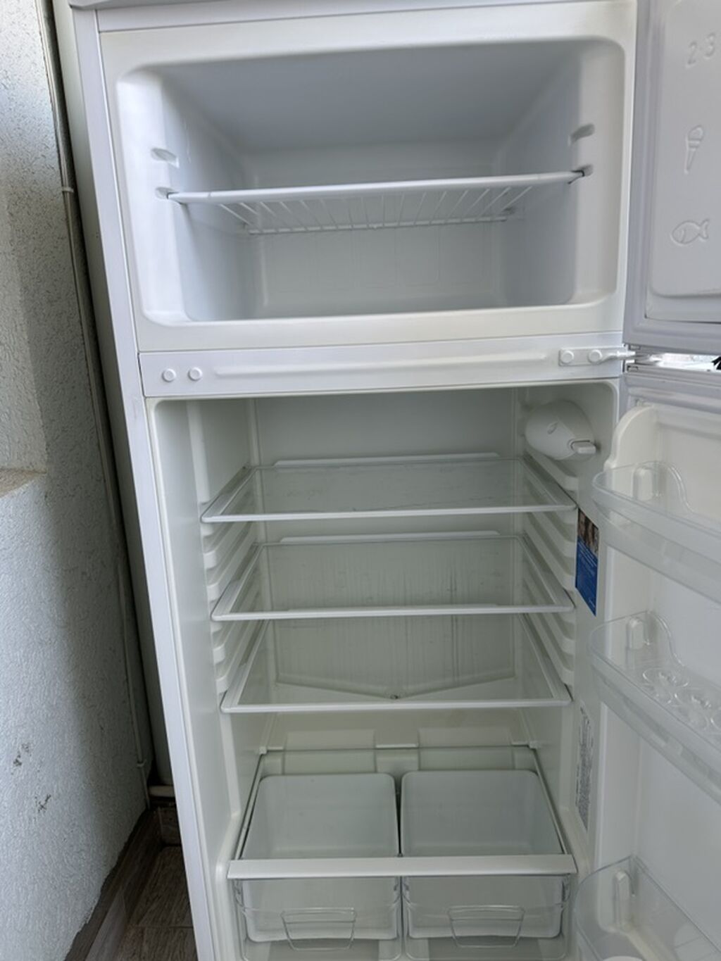 Indesit markalı iki kameralı soyuducu. Üst hissədə dondurucu, alt — Soyuducular, Bakı (5)