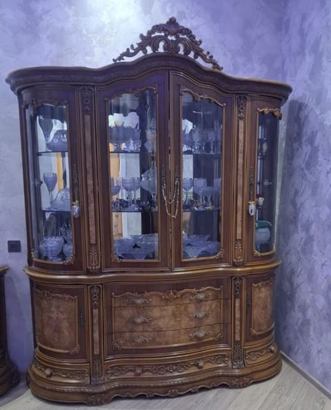 Klassik üslubda vitrin-bufet - Material: təbii ağac (taxta) karkas