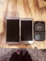 Bir neçə telefon bir yerdə: - 2 ədəd Samsung Galaxy J seriyası (ön — Elektronika