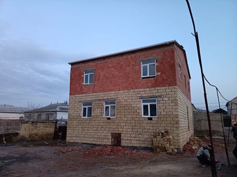 200 kv. m, 7 otaqlı, Kommunal xətlər qoşulmayıb