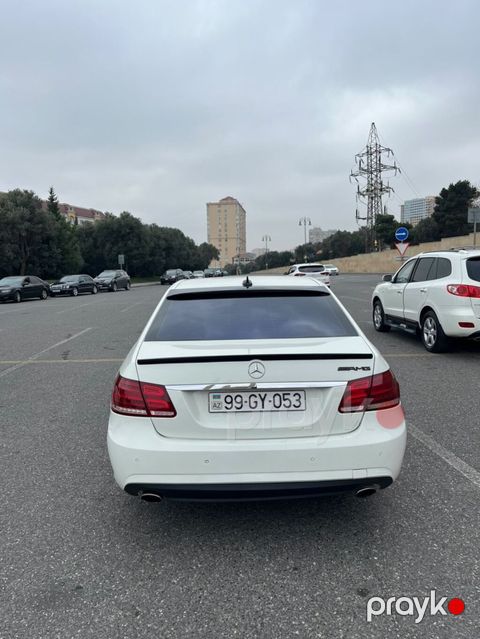 Mercedes-Benz E-Class: 1.8 l | 2010 il Sedan