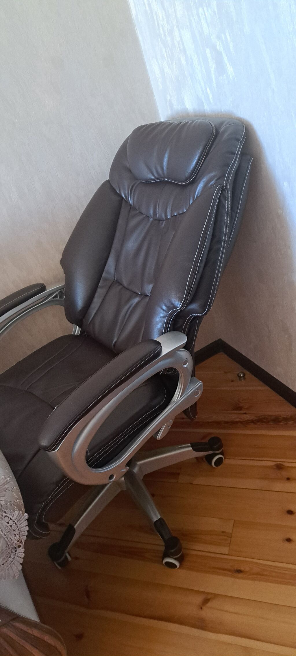 Erqonomik ofis kreslosu – qehveyi rəngdə, yumşaq eko‑dəri üzlüklə — Ofis mebeli, Masazır (2)