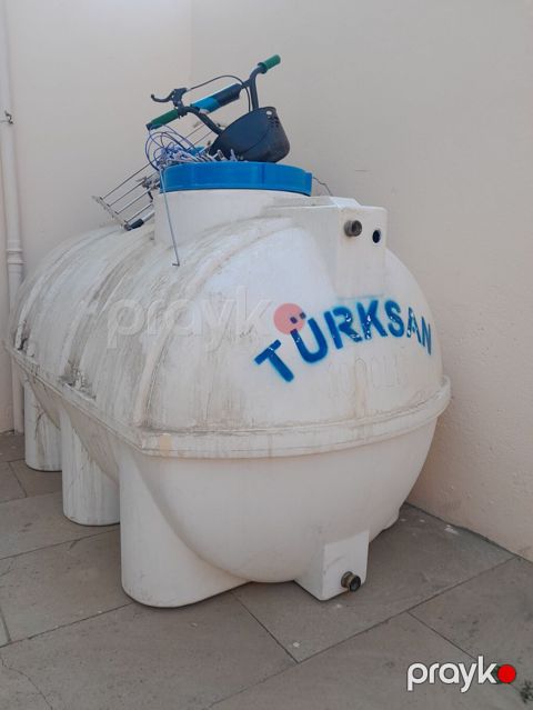 Türksan plastik su çəni - Tutum: 1000 litr (korpus üzərində “1000 LT” — Xırdalan