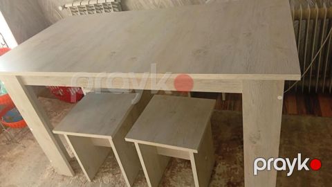 Tecili masa ve 4 taburetka 60 azn satılır Yeni ramana*AF 4949a