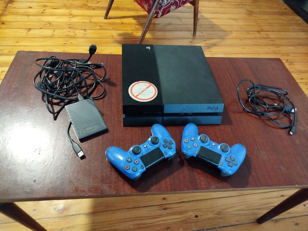 Sony PlayStation 4 (PS4) oyun konsolu seti Paketə daxildir: - PS4
