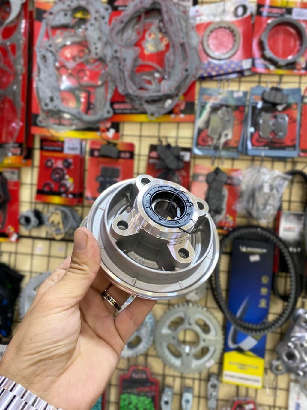 Moped/skuter üçün ön təkər mərkəzi (hub) – rulmanlı - Material