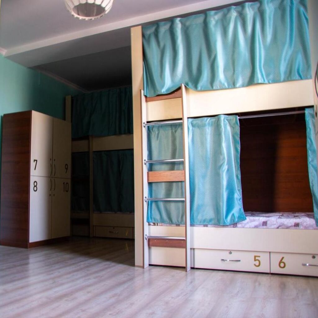 Seherin merkezinde Targovuda hostel . 1 nefer 1 gece 10 azn. kisi ve - 1