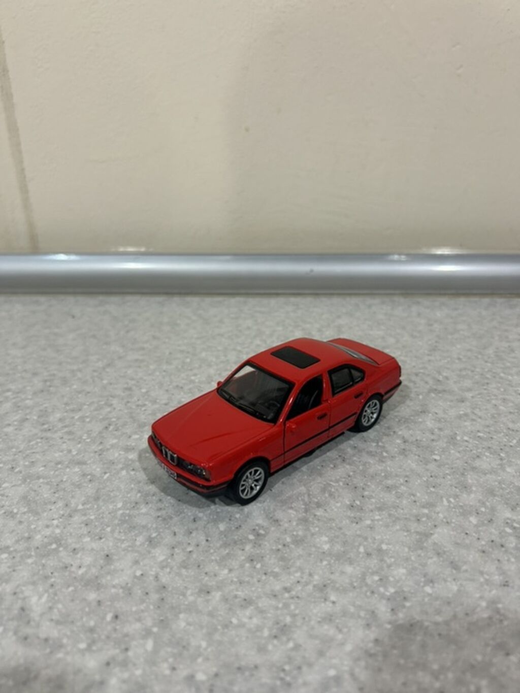 Qırmızı sedan miniatür model avtomobil - Ölçek: təxmini 1:43 (kompakt — Mallar, Bakı