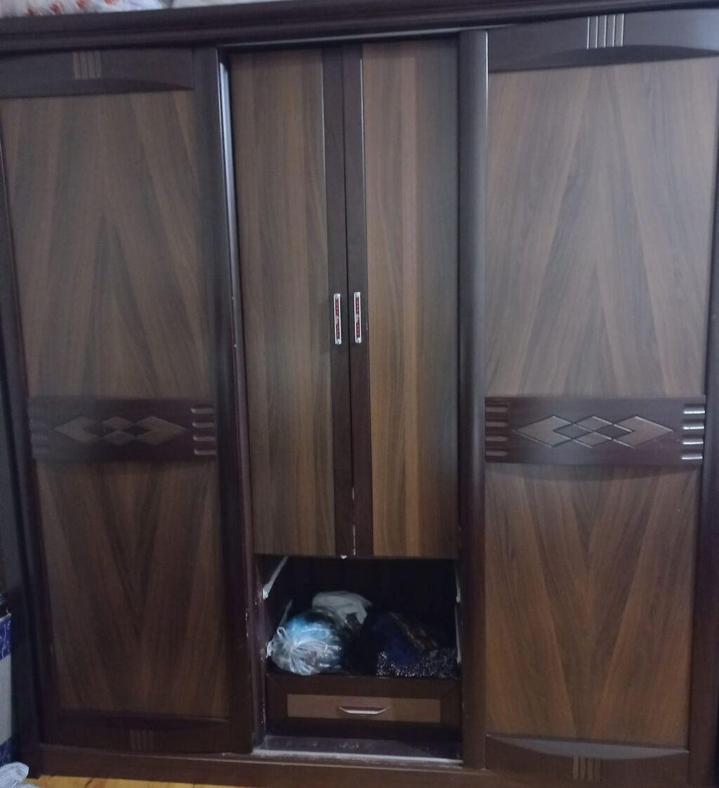 Geniş həcmli 4 qapılı paltar şkafı - Material: taxta/laminat səth