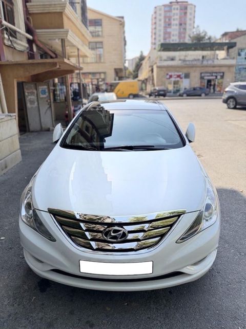 Hyundai Sonata: 2.4 l | 2010 il Sedan