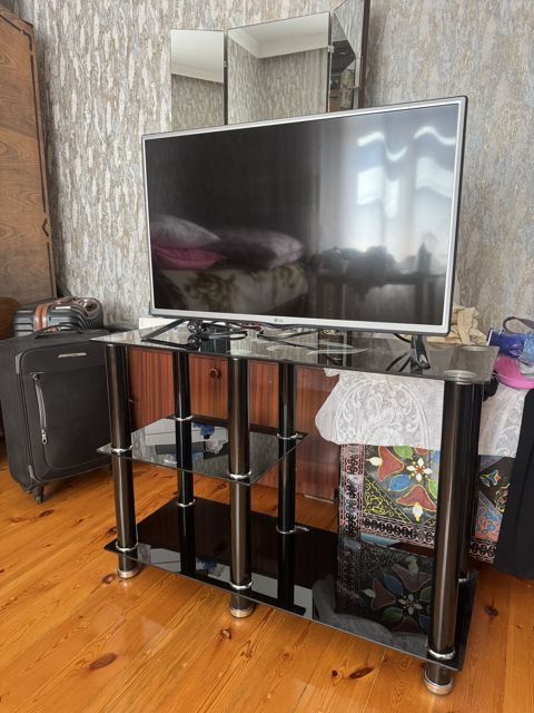 LG 32LF550U Televizor + Şüşə TV Stendi — Gəncə