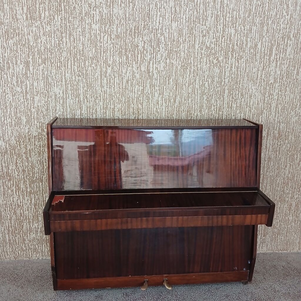 Upright pianino – klassik taxtalı korpus, parlaq qəhvəyi lak örtük. -